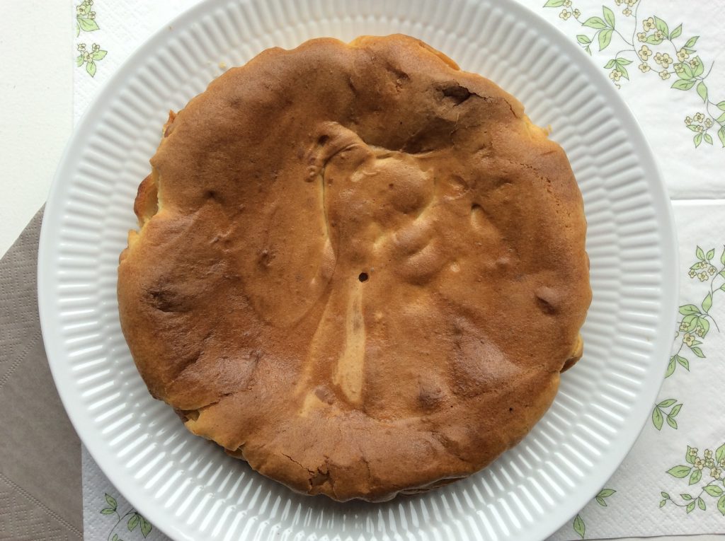 glutenfri blondie kage med flødeboller, syrlig creme og bær