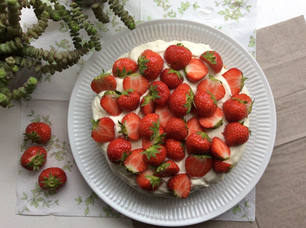 glutenfri blondie kage med flødeboller, syrlig creme og bær