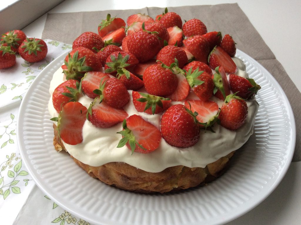 glutenfri blondie kage med flødeboller, syrlig creme og bær