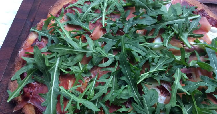 Glutenfri pizza med parmaskinke og rucola