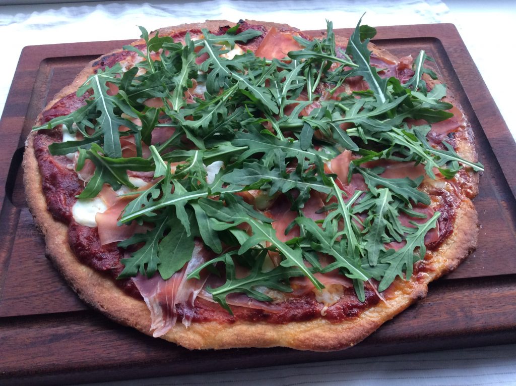 glutenfri pizza med parmaskinke og rucola