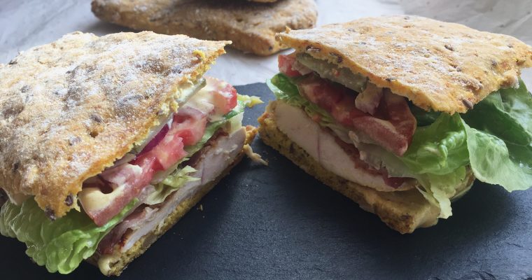 Glutenfri clubsandwich med gulerods- og kernesandwichbrød