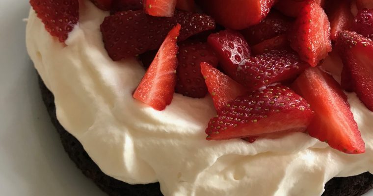 Nem glutenfri choko-jordbær kage til den nemme løsning