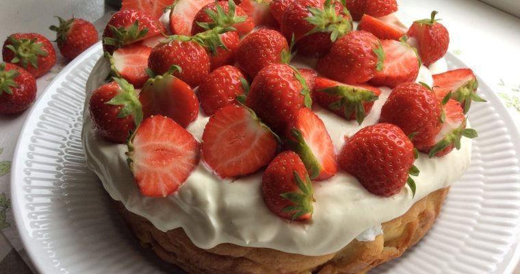 Glutenfri blondie kage med flødeboller, syrlig creme og bær