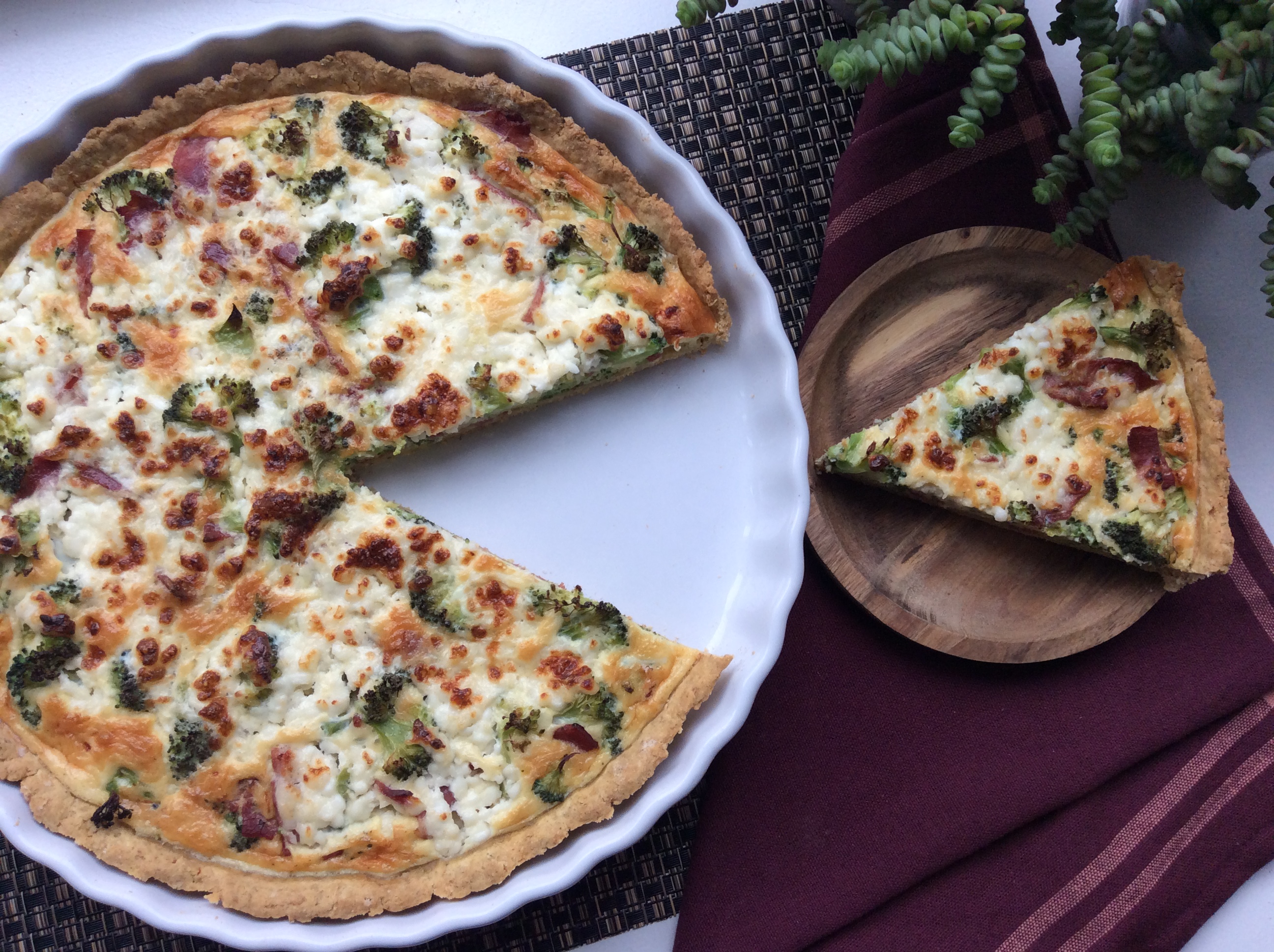 Glutenfri tærte m/ kalkunbacon, hytteost og broccoli