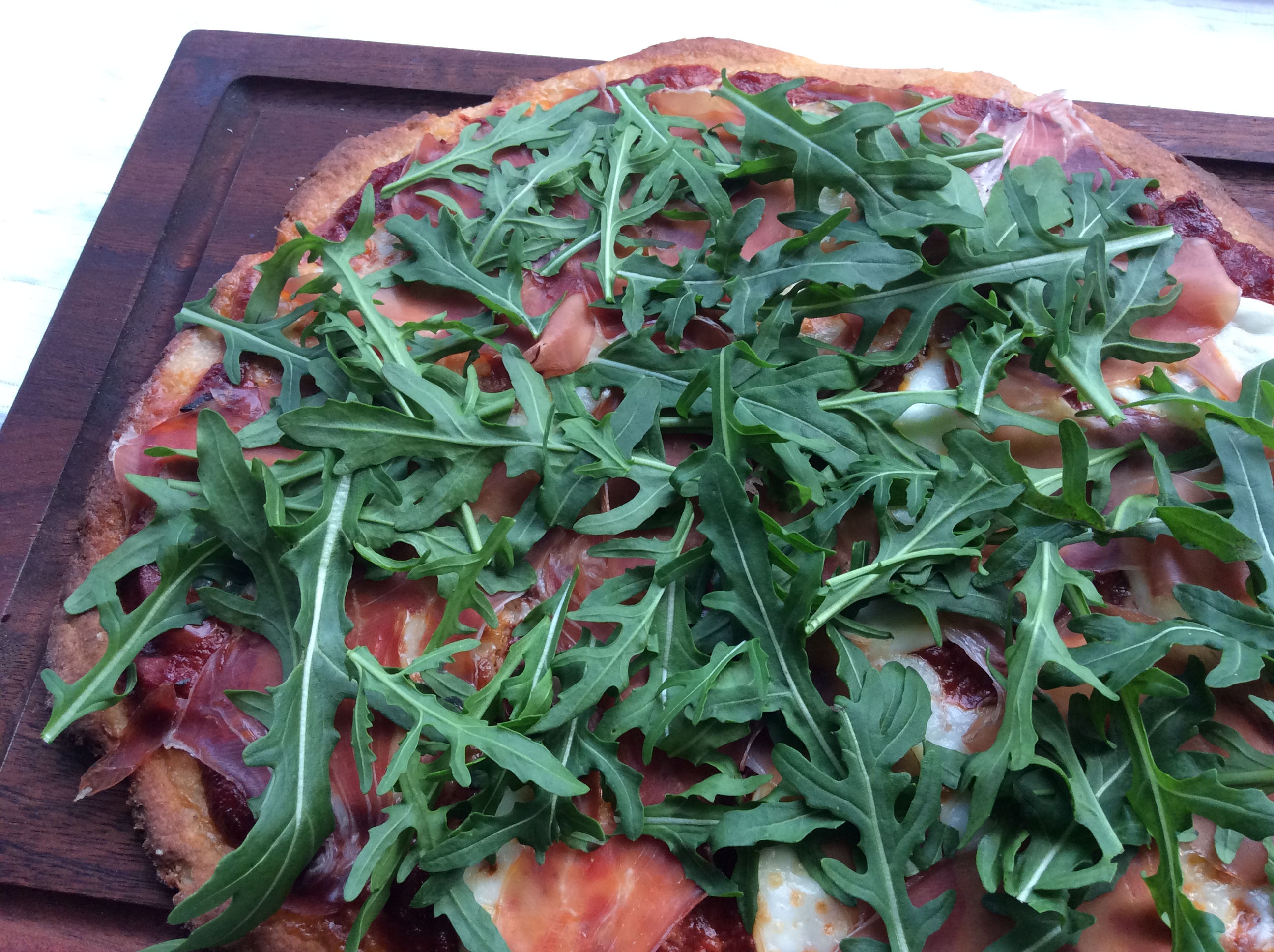 Glutenfri pizza med parmaskinke og rucola