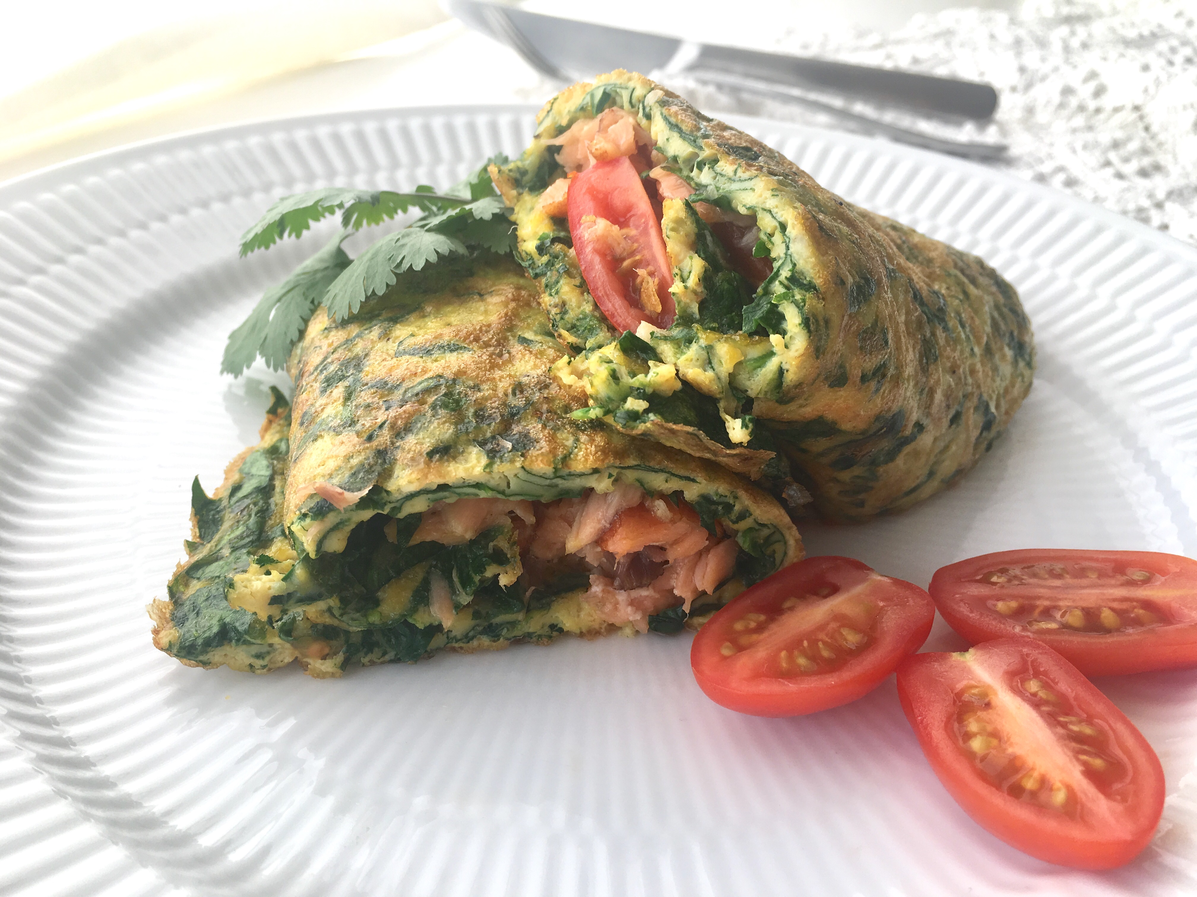 Omelet med spinat og varmrøget laks