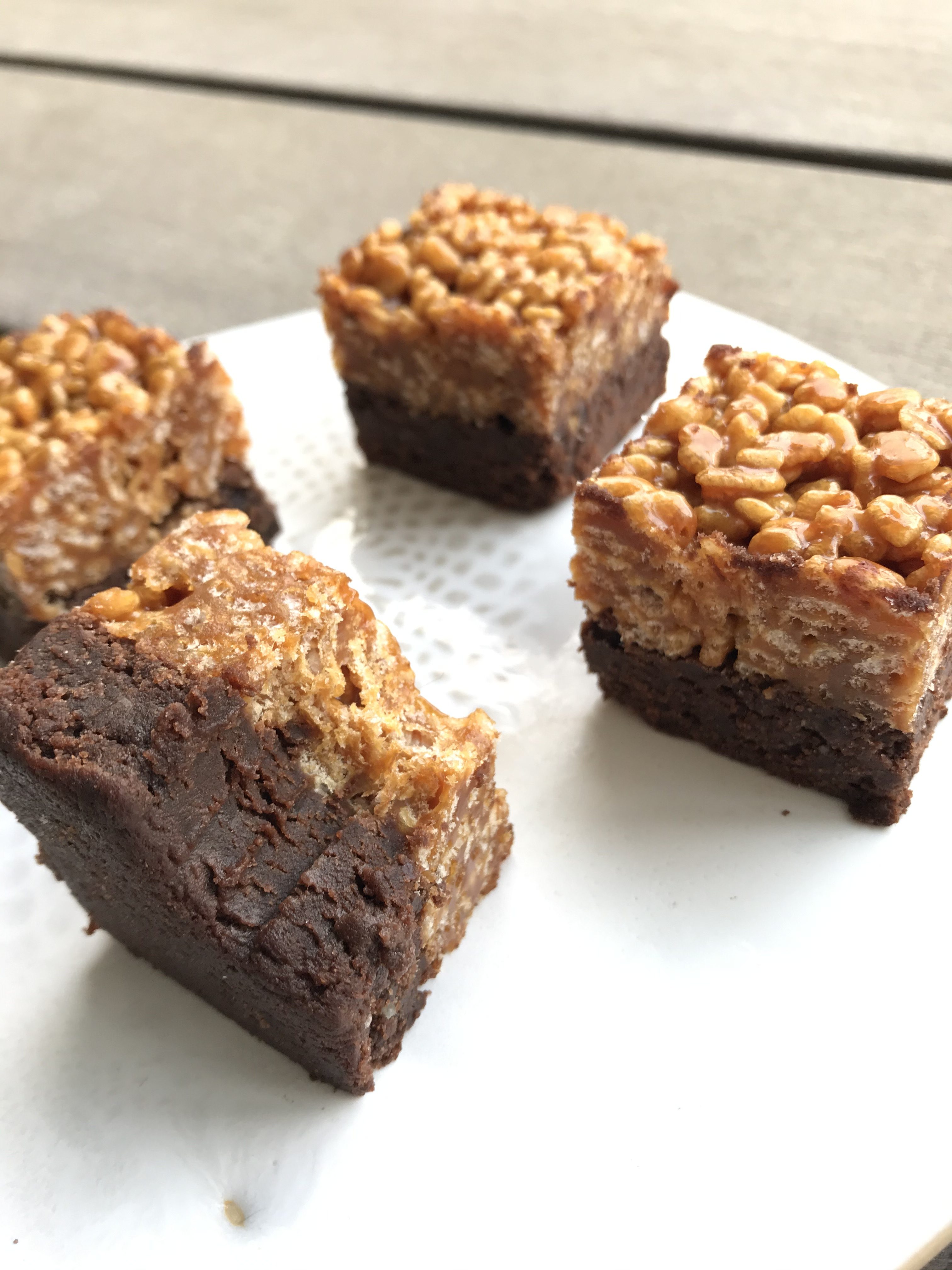 Choko knas – glutenfri brownie med knasende karamel top