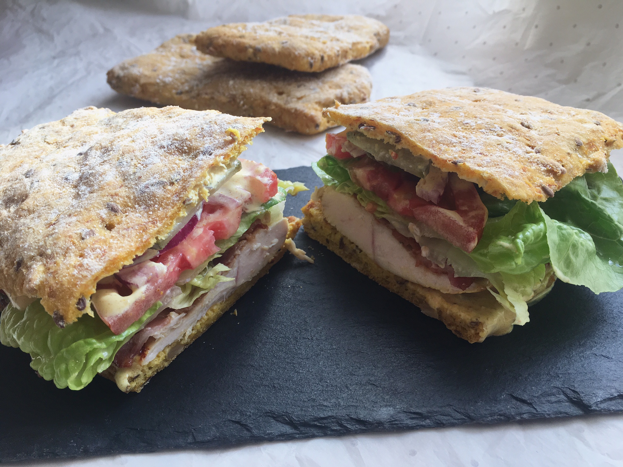 Glutenfri clubsandwich med gulerods- og kernesandwichbrød