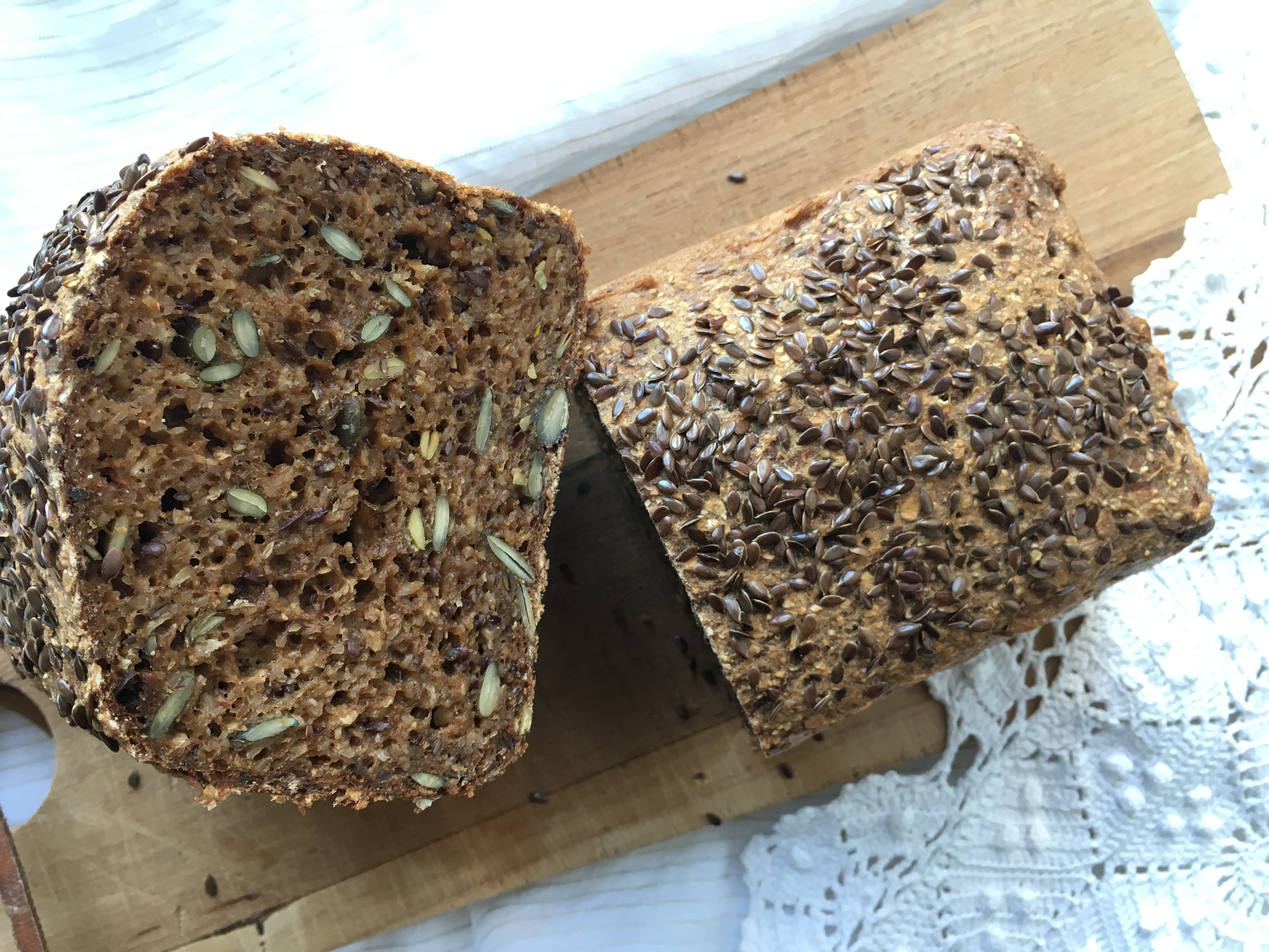 Lækkert glutenfrit ‘rug’brød på den hurtige måde