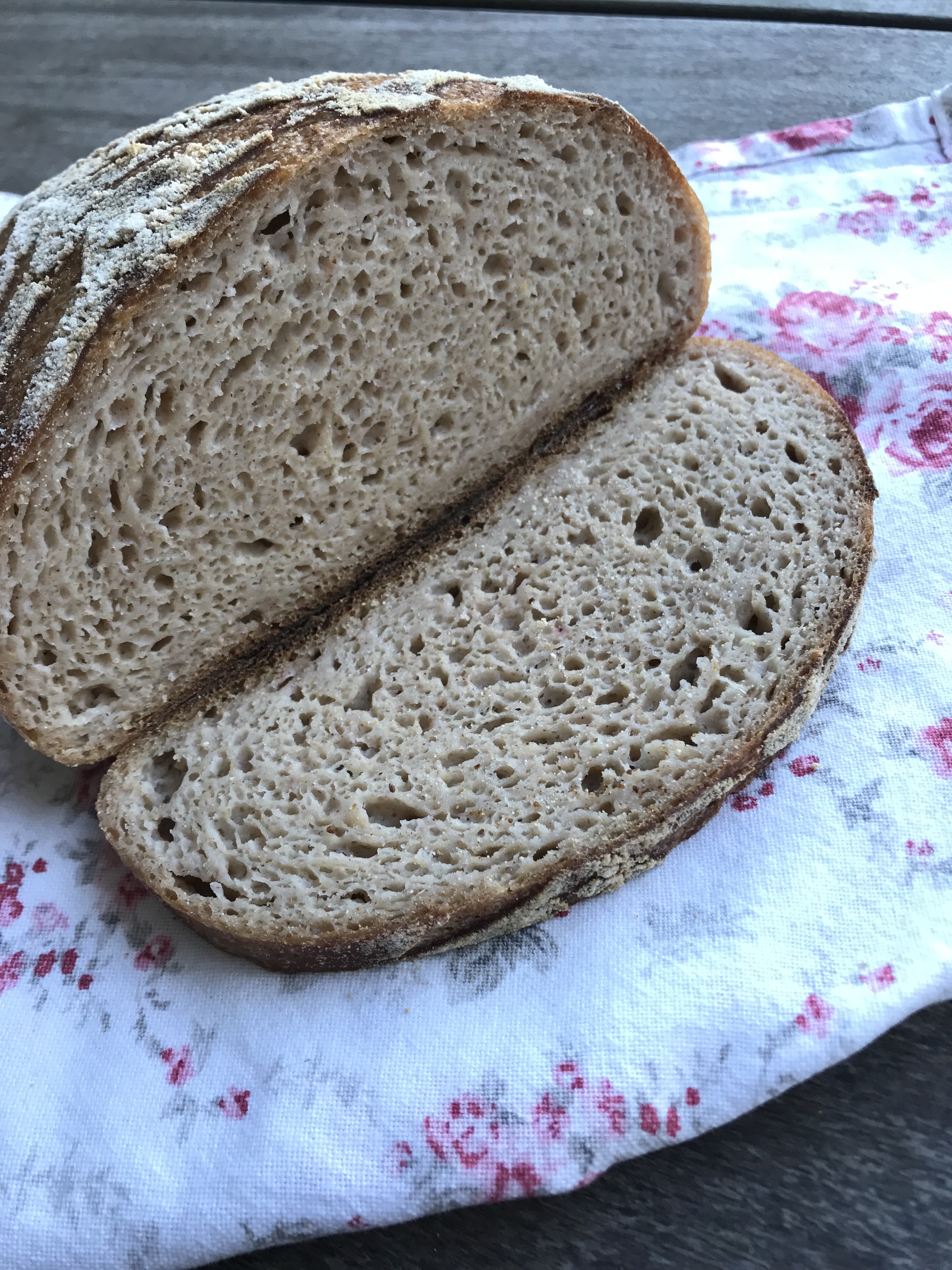 Glutenfrit surdejsbrød bagt i gryde